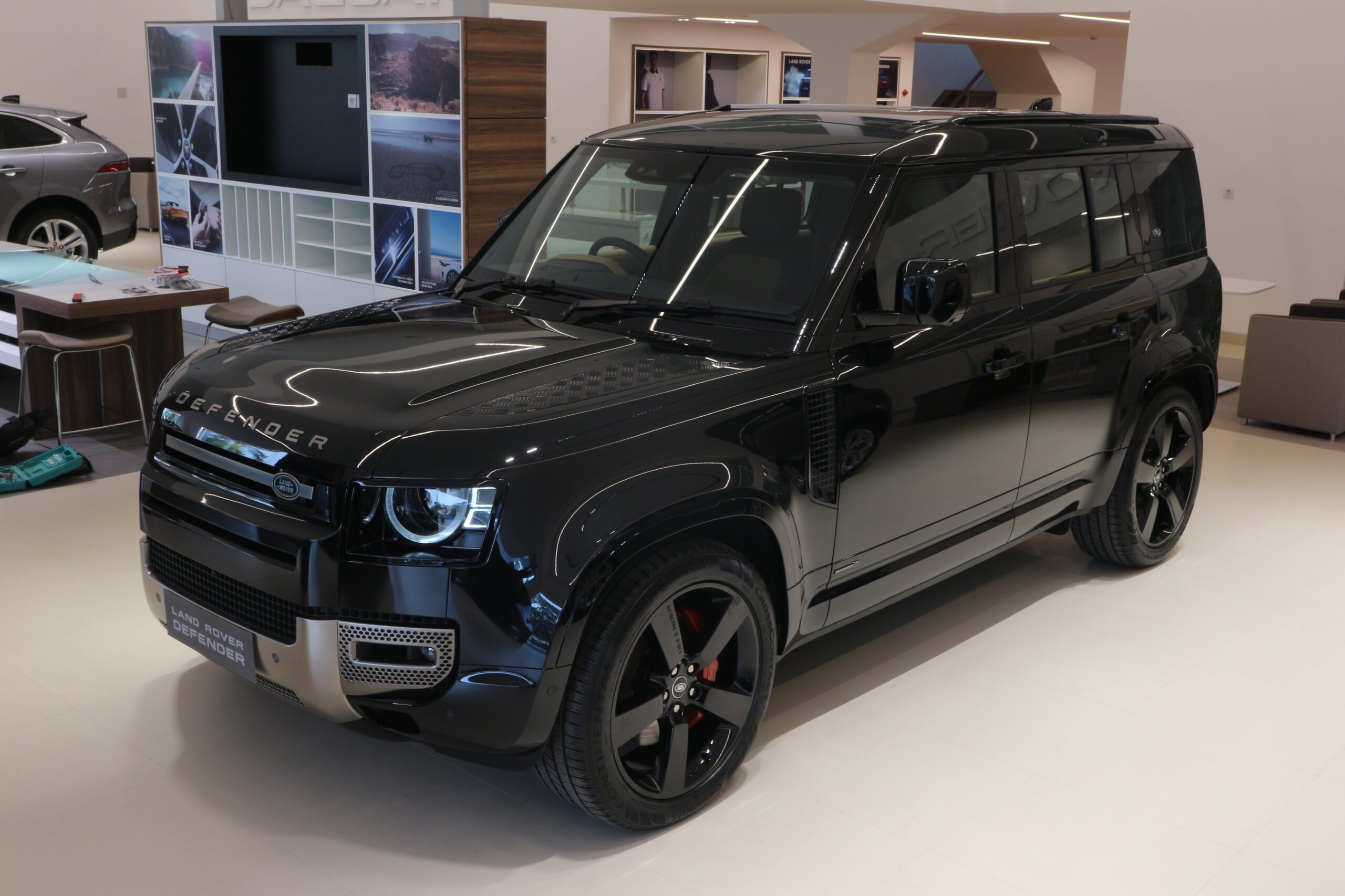 LAND ROVER DEFENDER: Kendaraan Terkuat dan Tangguh untuk Abad ke-21